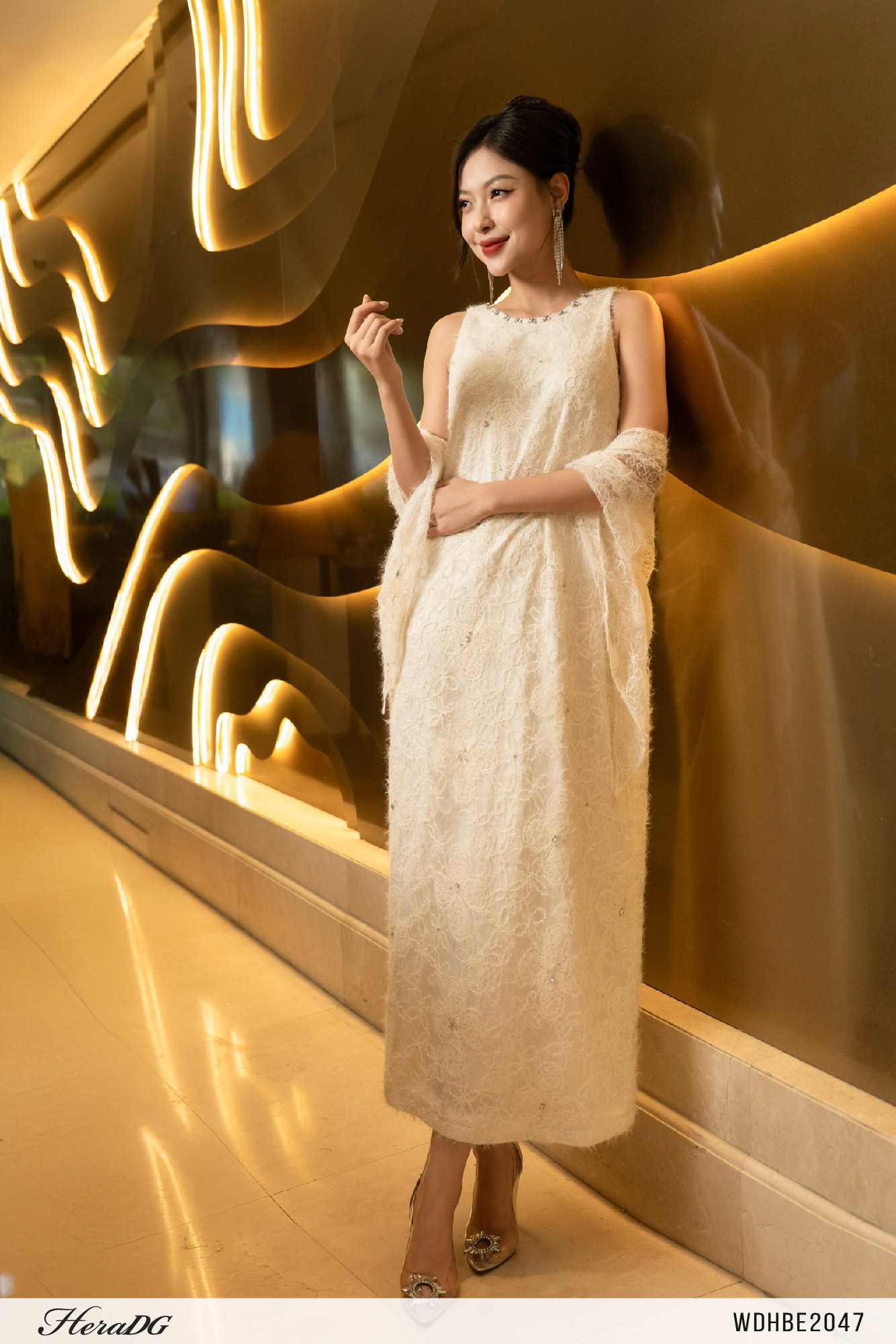 Ảnh của Đầm suông cổ dáng yếm